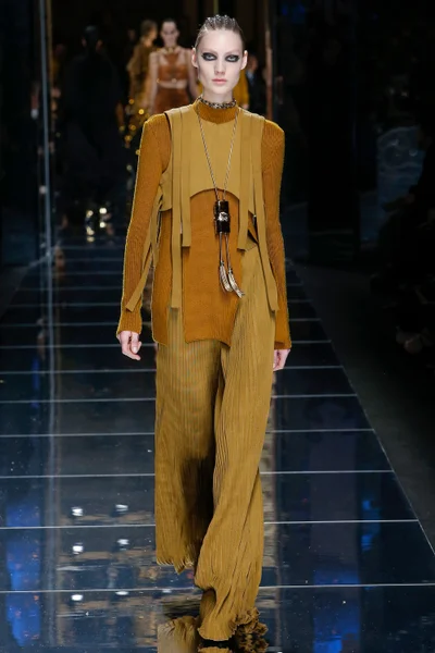 Look 19